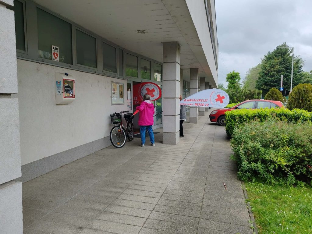 A Komáromi Egészségnap helyszíne vöröskeresztes molinóval
