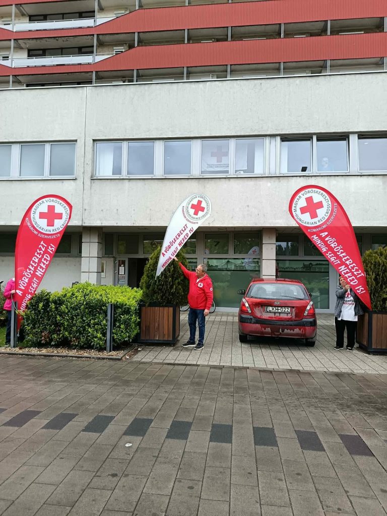 Vöröskeresztes zászlók a Komáromi Egészségnap helyszínén