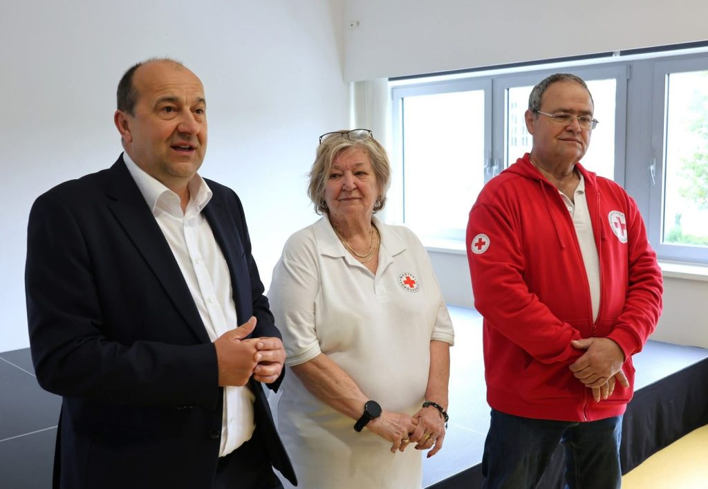 A Komáromi Egészségnap megnyitója: Dr. Molnár Attila polgármester, egy vöröskeresztes munkatárs és Oláh Gábor területi koordinátor