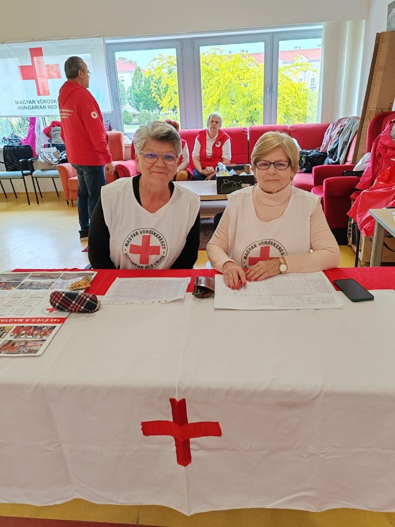 Regisztrációs pult a Komáromi Egészségnapon, vöröskeresztes terítővel