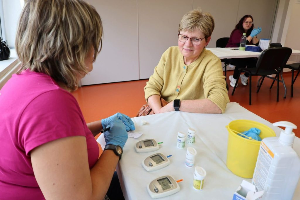 Egészségügyi szűrés a Komáromi Egészségnapon – vérvétel egy résztvevőtől
