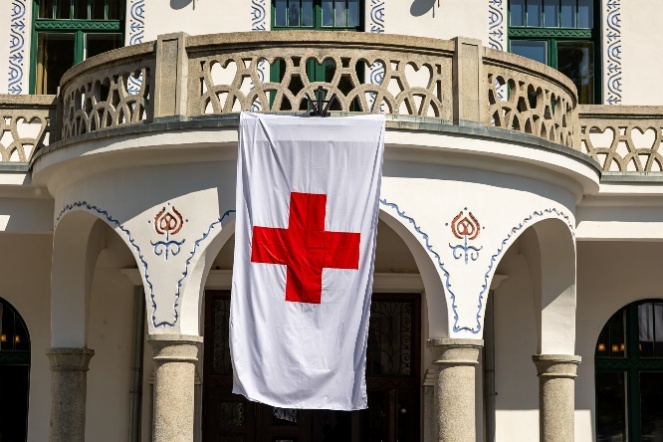 A Magyar Vöröskereszt székháza vöröskereszt-zászlóval