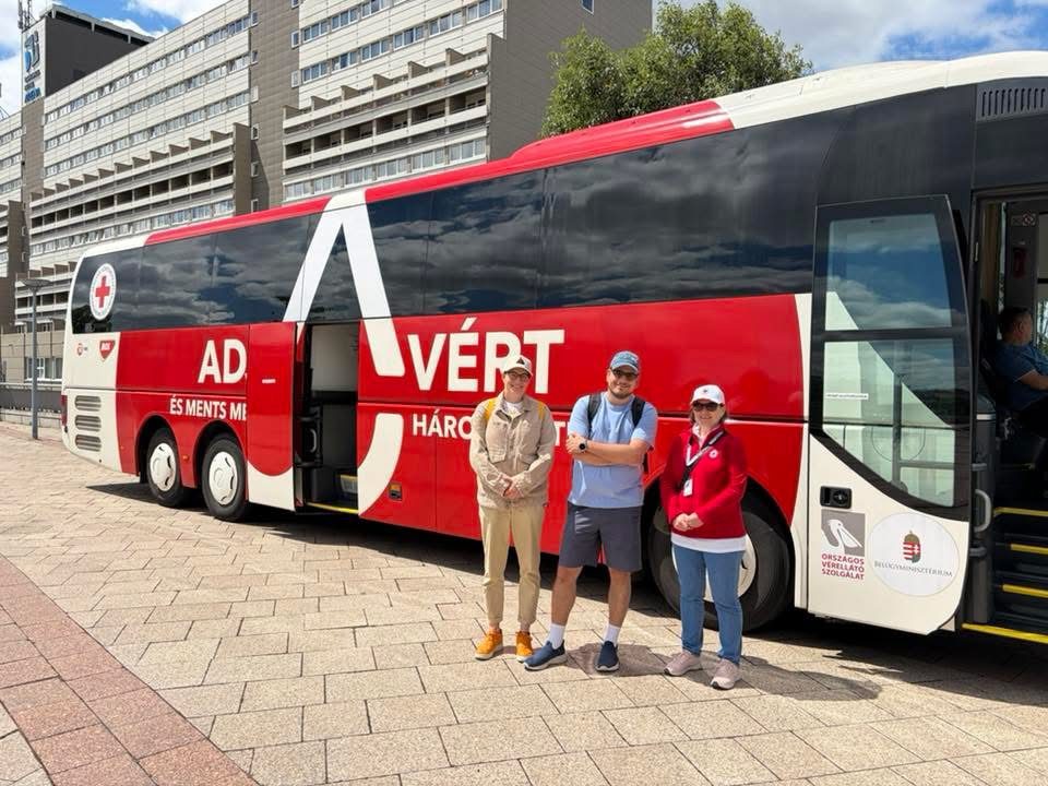 Véradók az „Adj vért és ments meg három életet" feliratú busz előtt