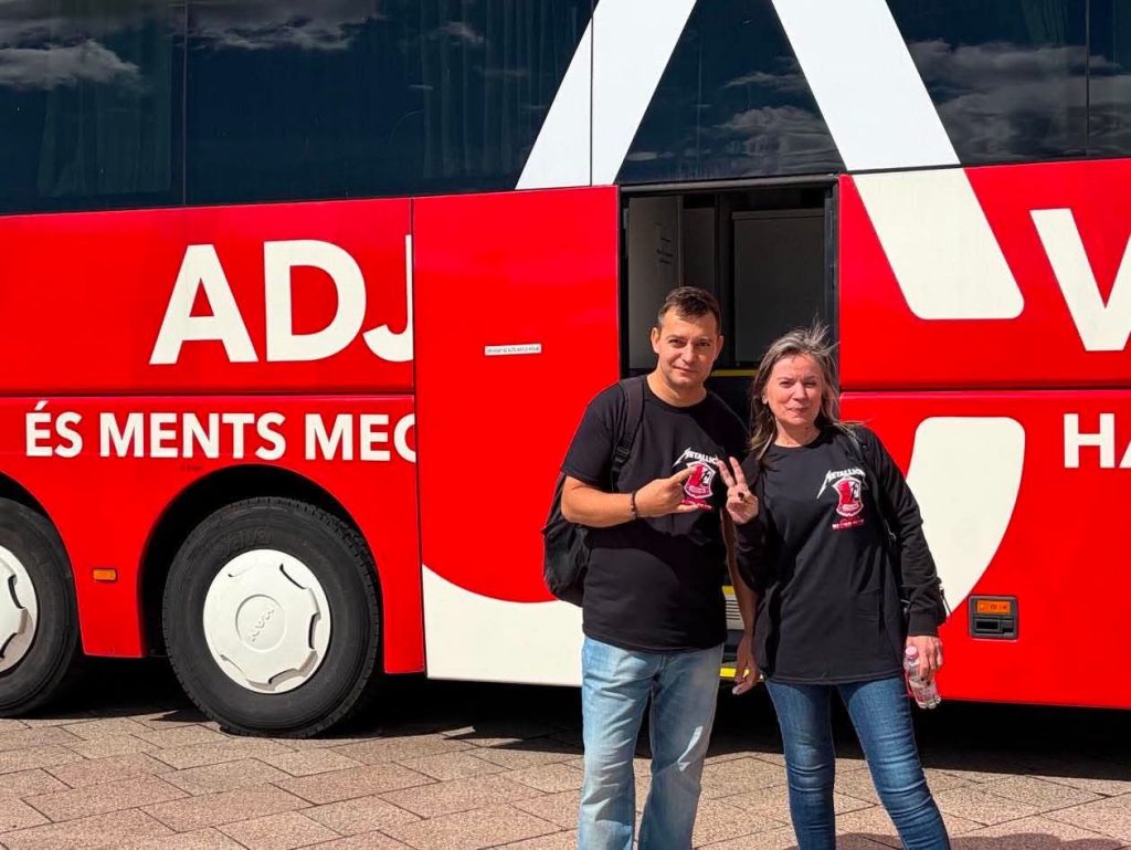 Két véradó a véradóbusz előtt a Metallica-koncerthez kapcsolódó akción