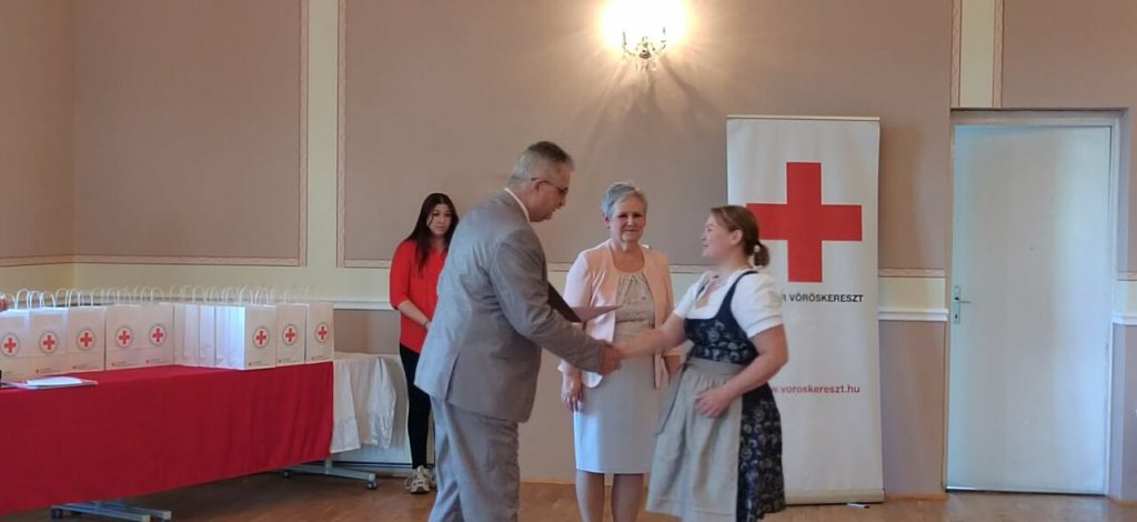Elismerés átadása a Vöröskereszt Világnapi ünnepségen