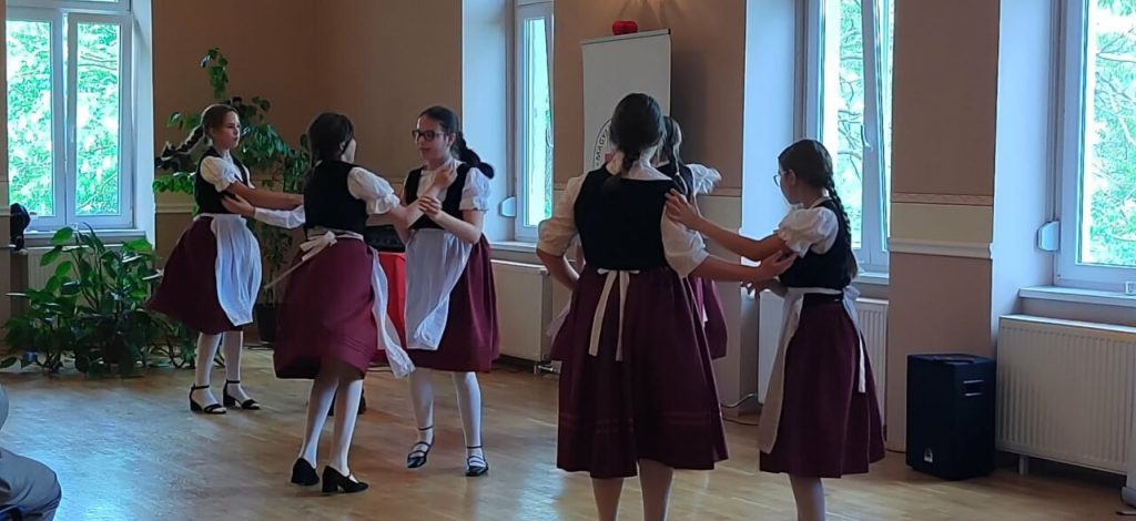 Néptáncosok fellépése az ünnepségen
