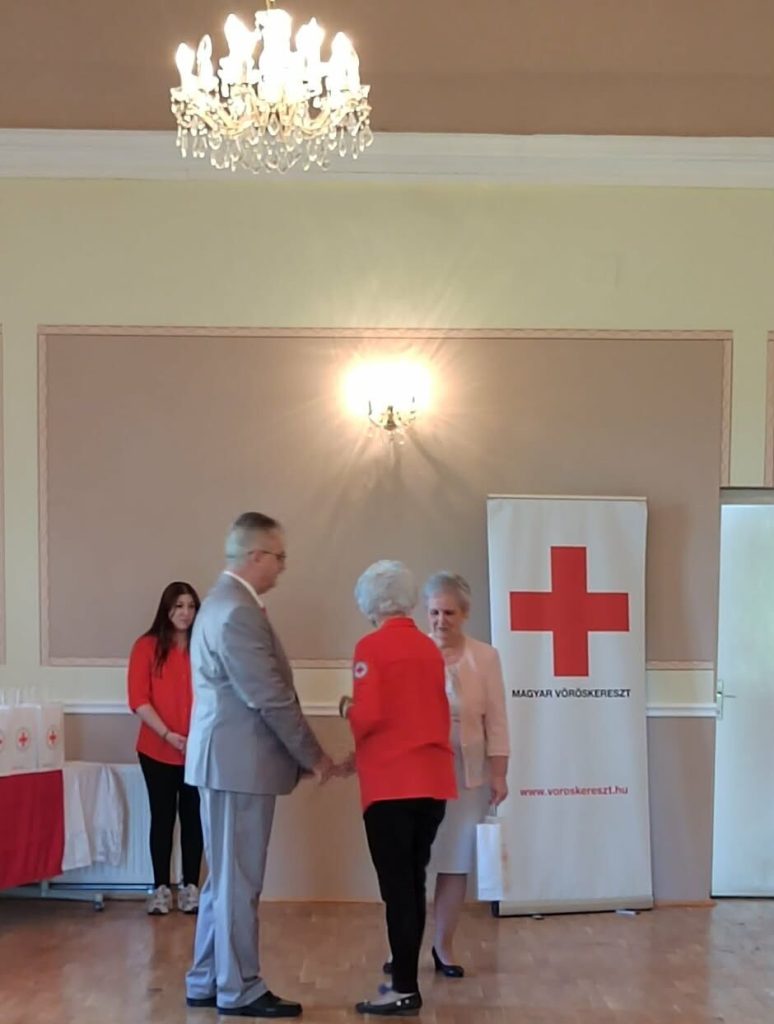 Elismerés átadása a Magyar Vöröskereszt molinója előtt
