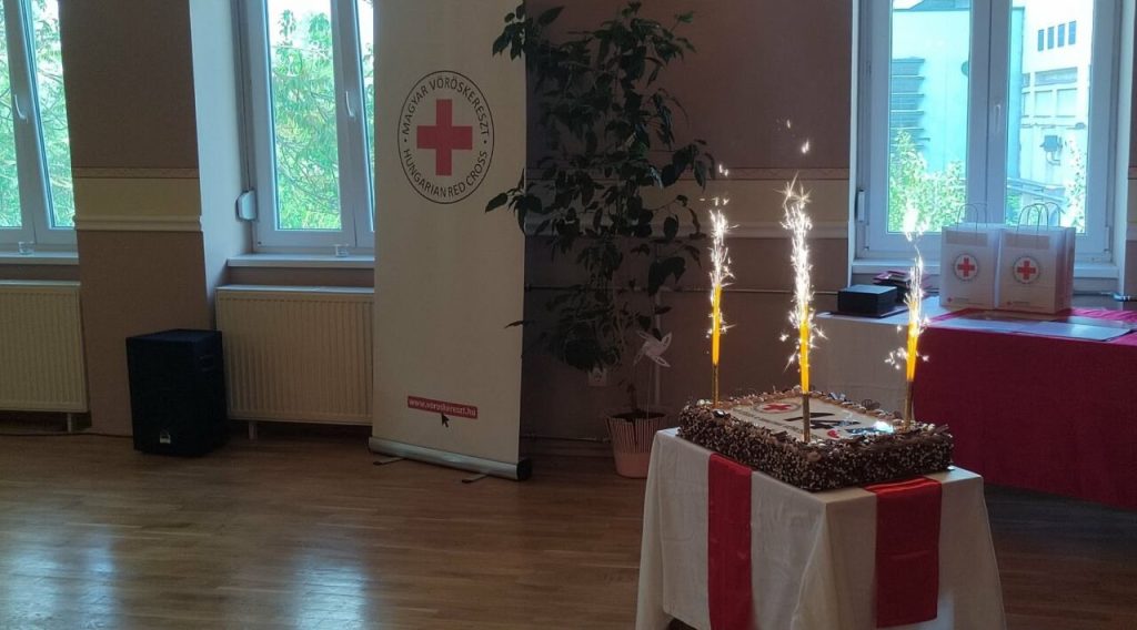 Ünnepi torta csillagszórókkal a Magyar Vöröskereszt molinója előtt